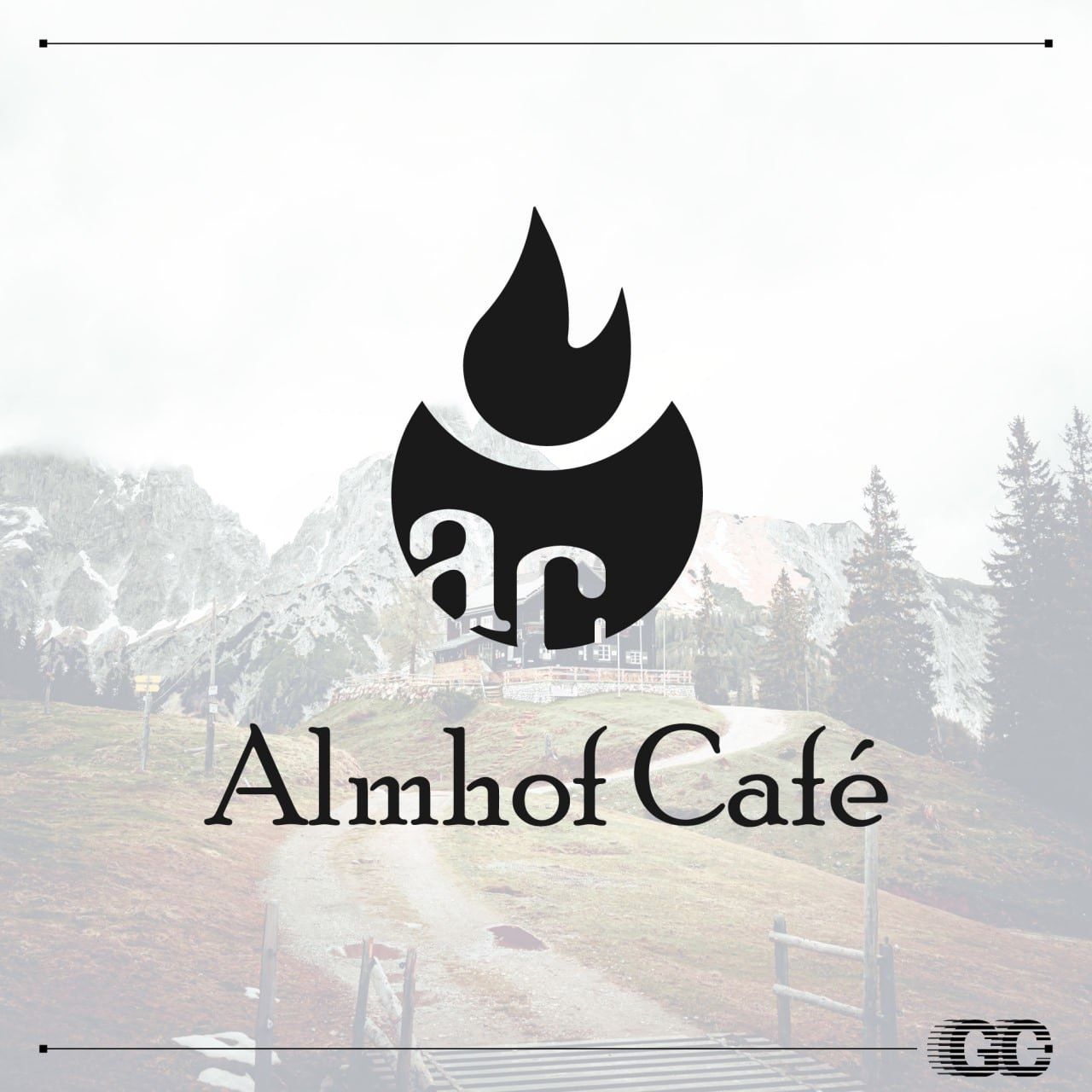 Знак Almhof Café чёрным на фоне горного пейзажа: чашка с пламенем и буквами «а», под ними название, сзади горы, тропа и ели