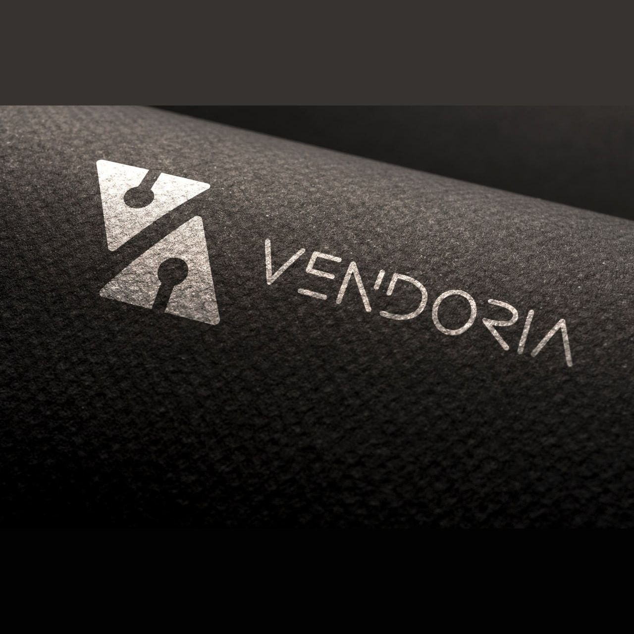 Знак и название Vendoria, вырезанные в тёмном камне