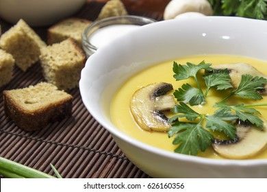 Cream pea soup with mushrooms, greens and breadcrumbs