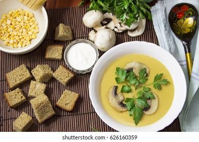 Cream pea soup with mushrooms, greens and breadcrumbs